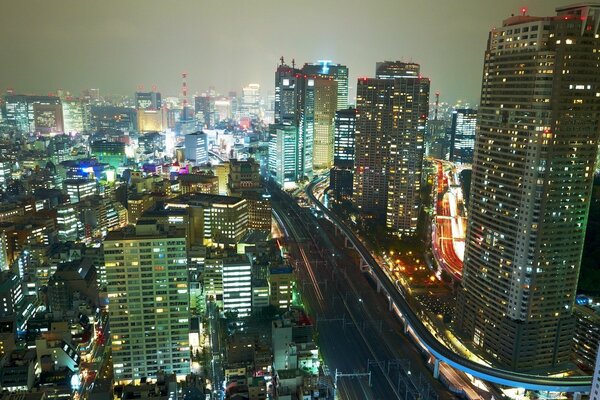 Les bâtiments japonais illuminent les lumières