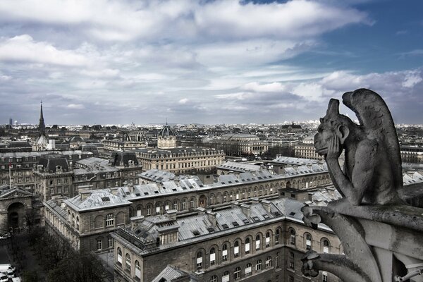 Wolken über den Häusern von Notre Dame Paris Frankreich