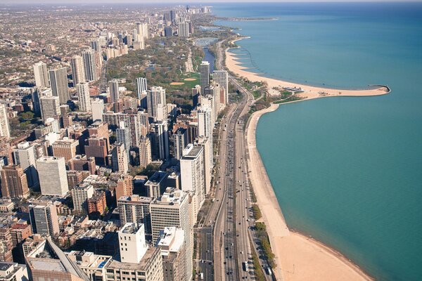 Draufsicht auf die Stadt und den Strand in Illinois