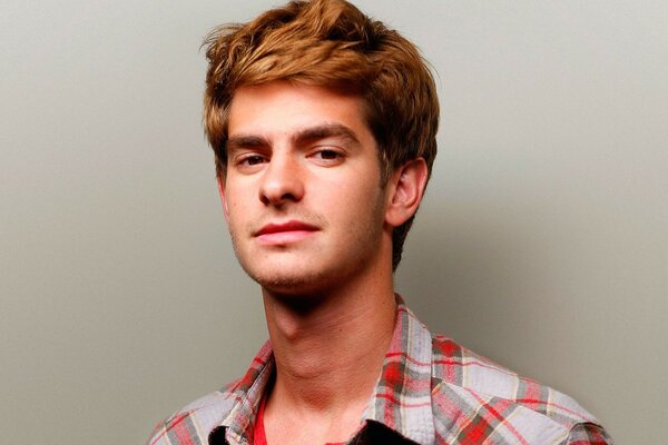 Andrew garfield con camisa a cuadros