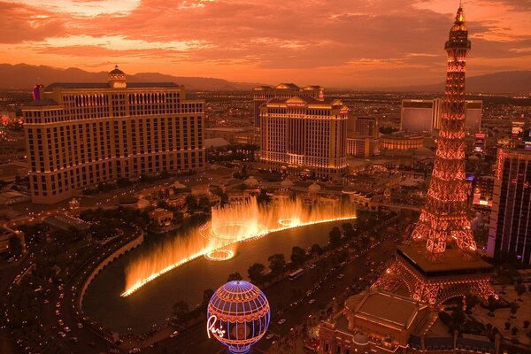 Nocny Las Vegas i pokaz świetlny gigantycznego kasyna