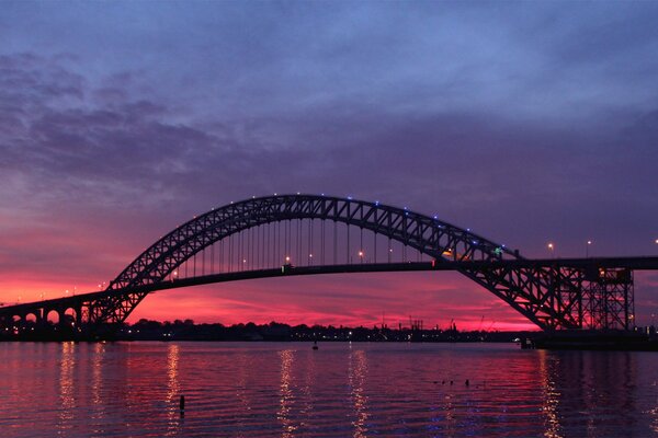 Hermosa vista de la puesta de sol a través de un puente iluminado en los Estados Unidos