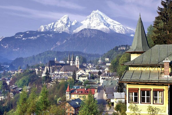 The city at the foot of the mountain