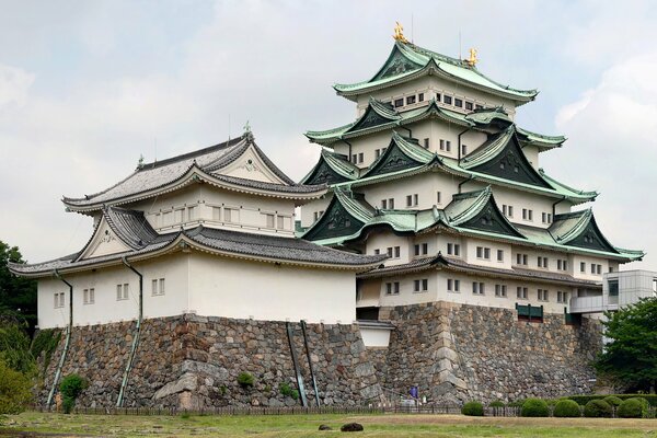 Le château de Nagoya est situé au Japon