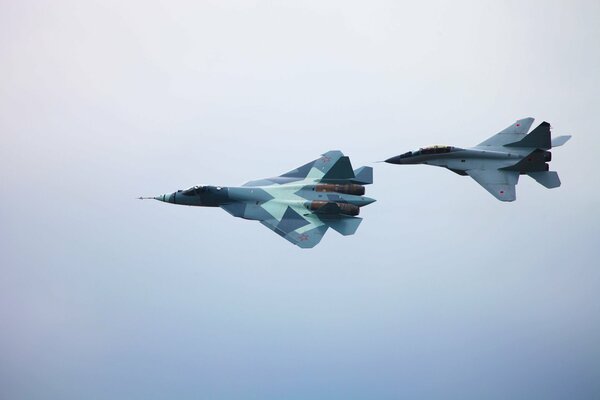 Mig-29m2 vicino al T-50 nel cielo