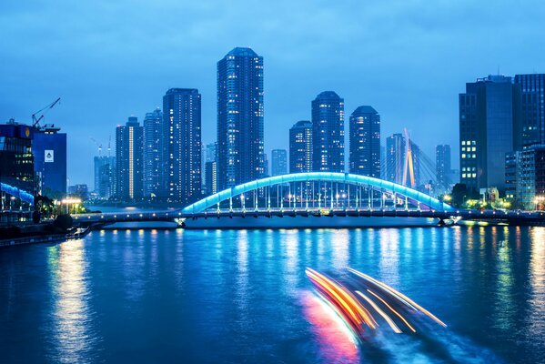 Vue du soir sur le pont de la rivière à Tokyo