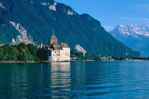 Schöne Burg am blauen See inmitten der Berge