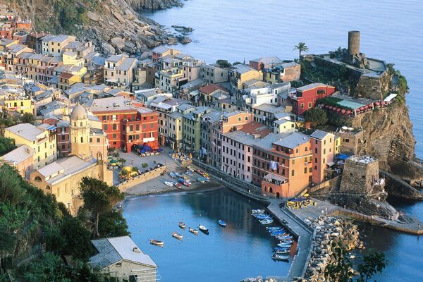 La baie italienne se cache entre les maisons et les montagnes