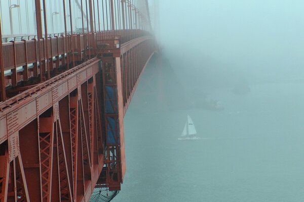 Puente se pierde en la niebla