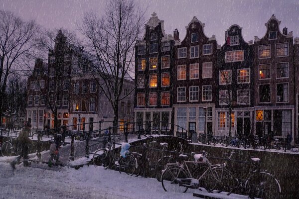 Nevicate serali per le strade di Amsterdam