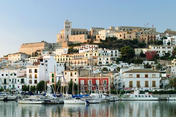 Yachts, eau et belle ville