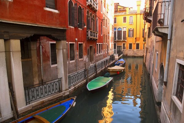 Vue sur les canaux étroits de Venise