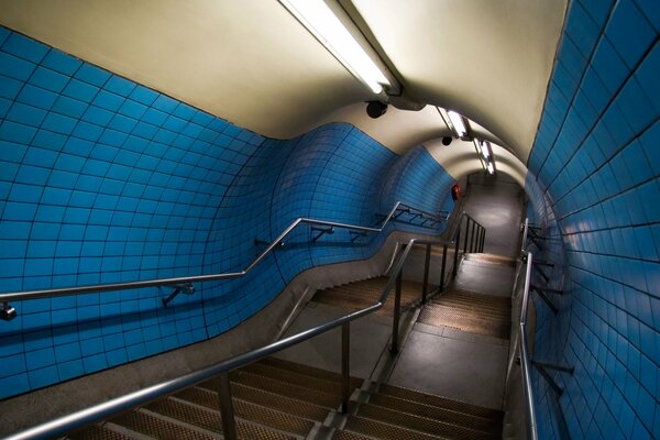 Descente éclairée par des lampes dans le tunnel