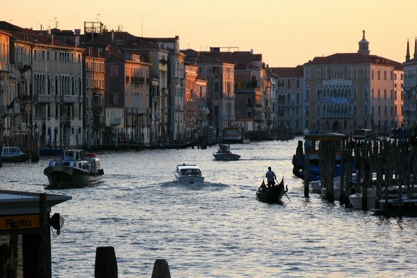 Канал для гондол в Венеции - Италия