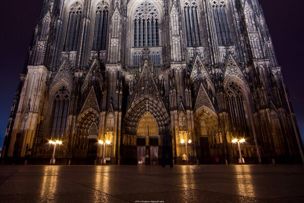 Gotische Kathedrale in der Dunkelheit