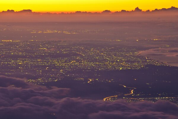 Fuji, una hermosa foto de la ciudad al atardecer