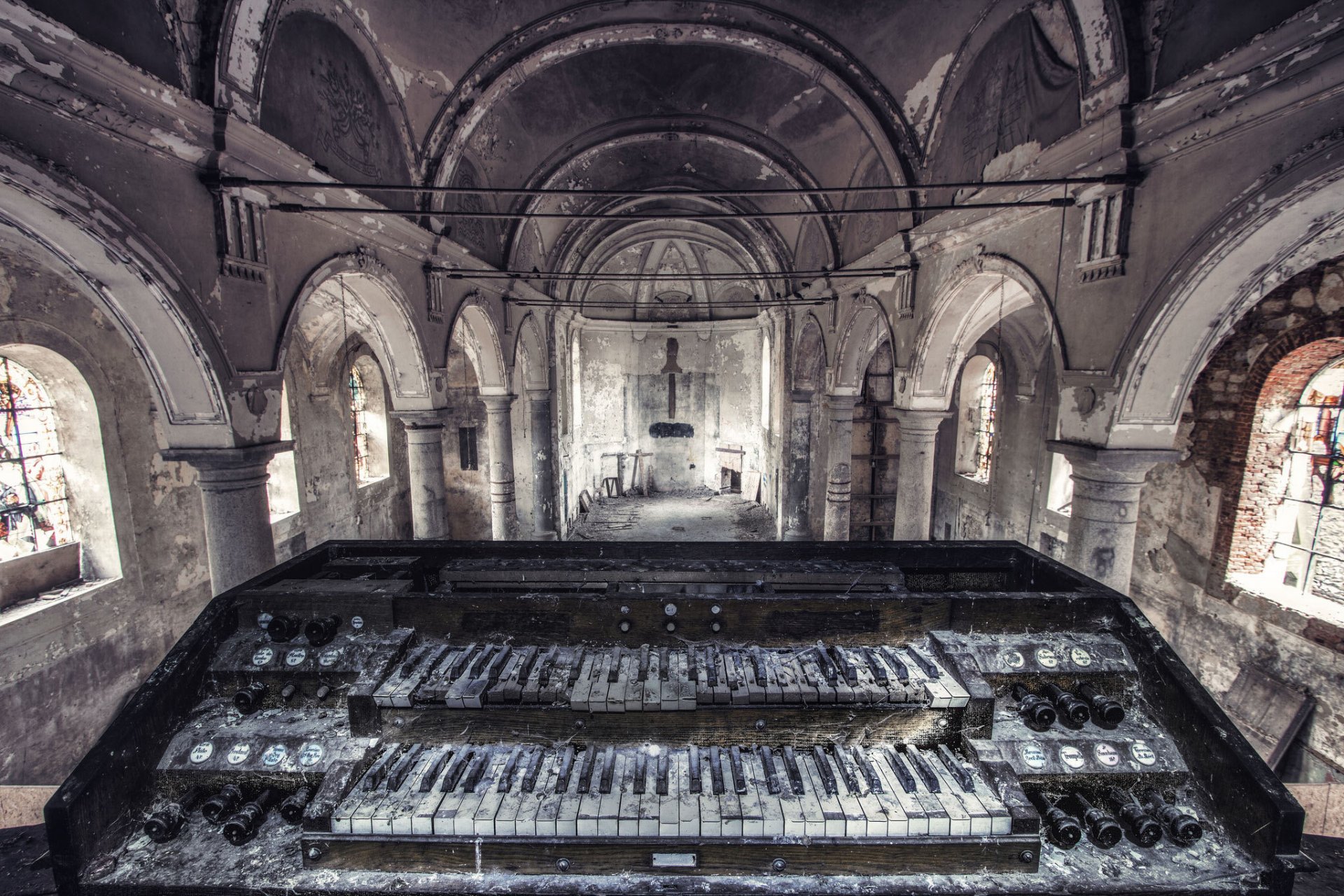 tempel verwüstung verlassenheit schimmel orgel tasten