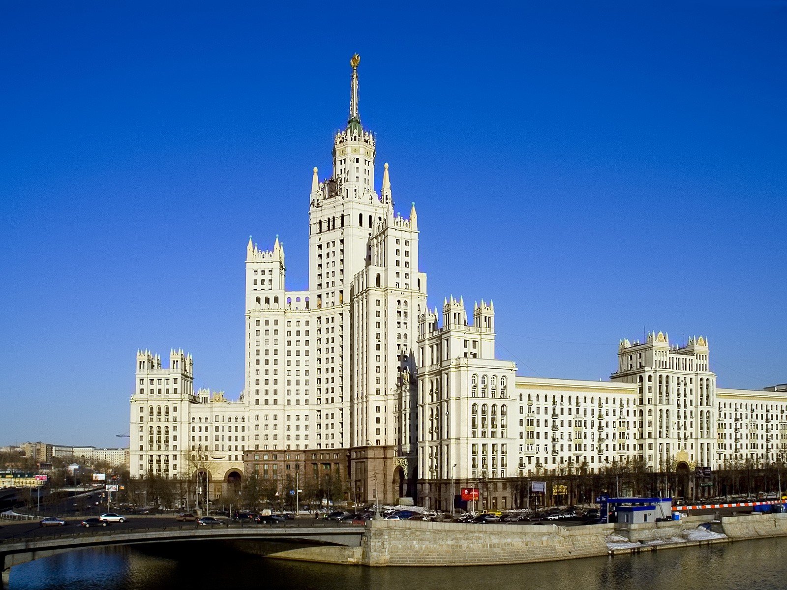 moscou gratte-ciel rivière pont