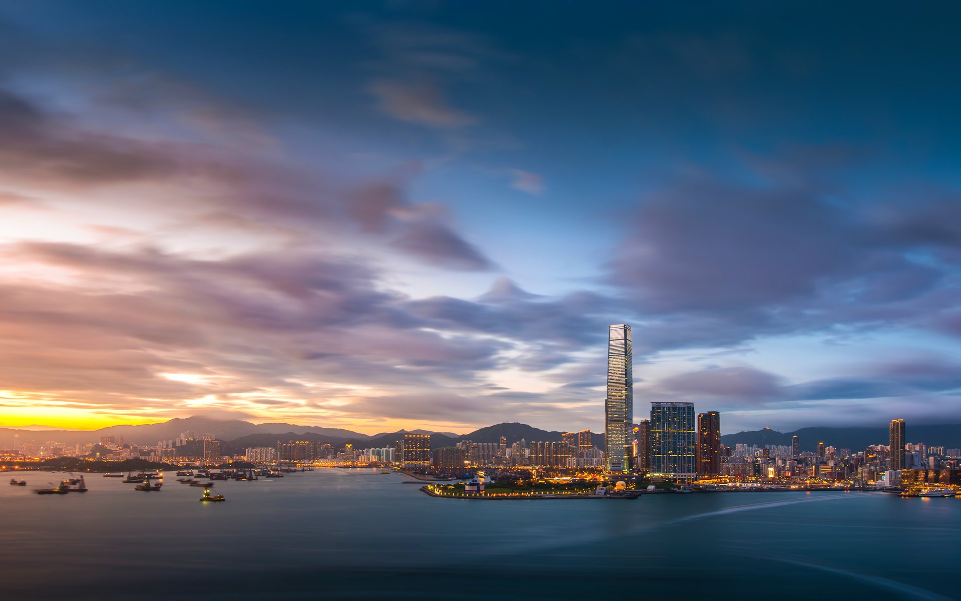 hong kong soir baie bâtiments ciel nuages lumières coucher de soleil