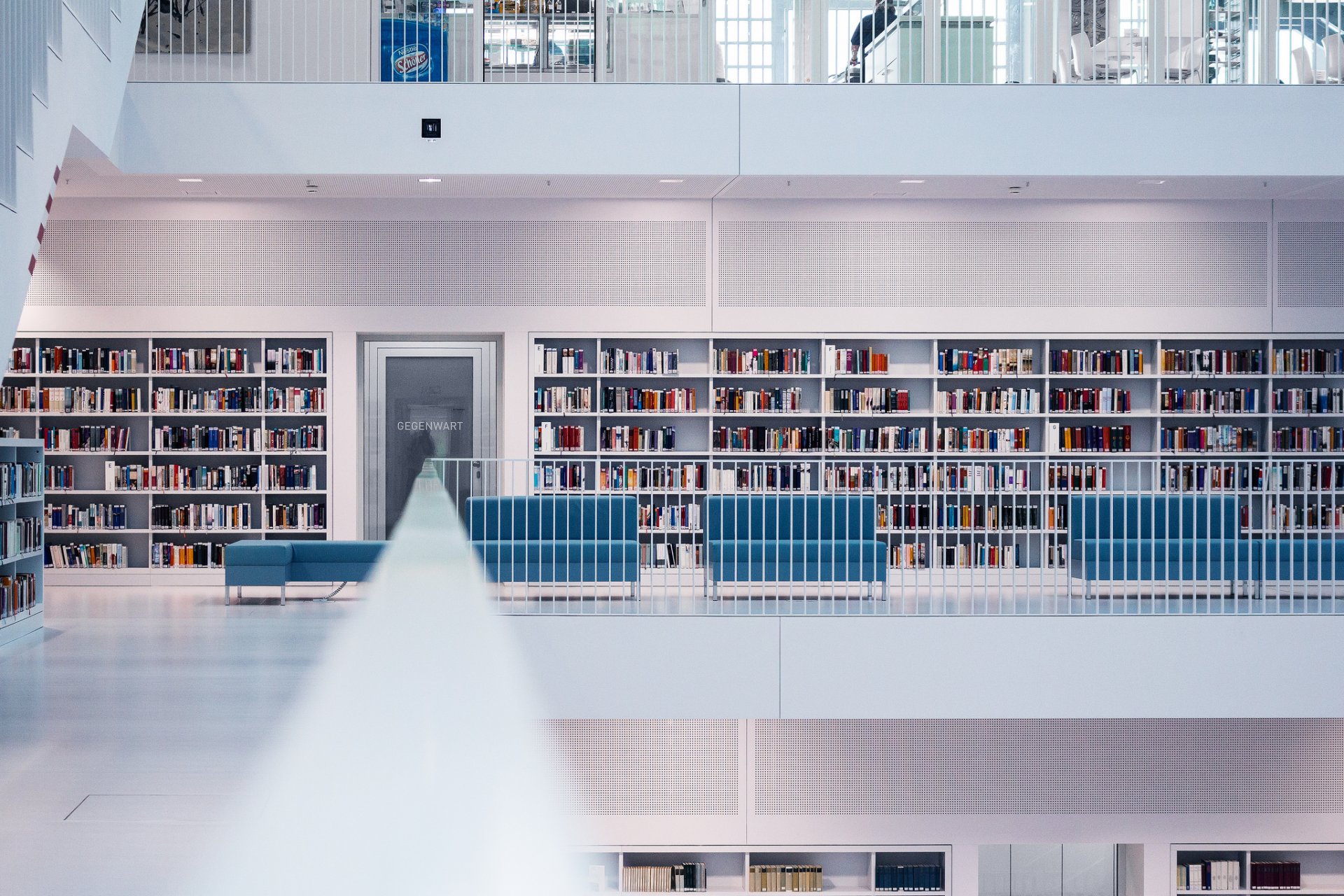 bibliothèque livres plancher garde-corps escaliers canapé personne salle à manger chambre