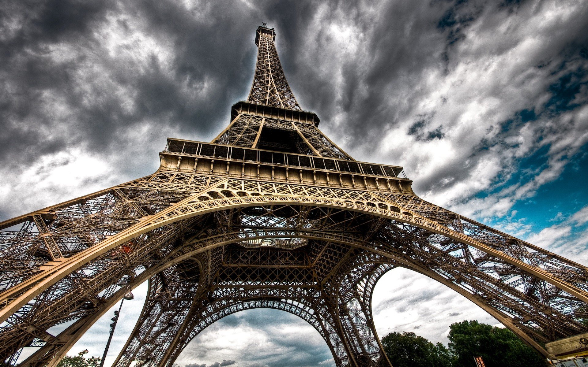 paris eiffel tower cloud