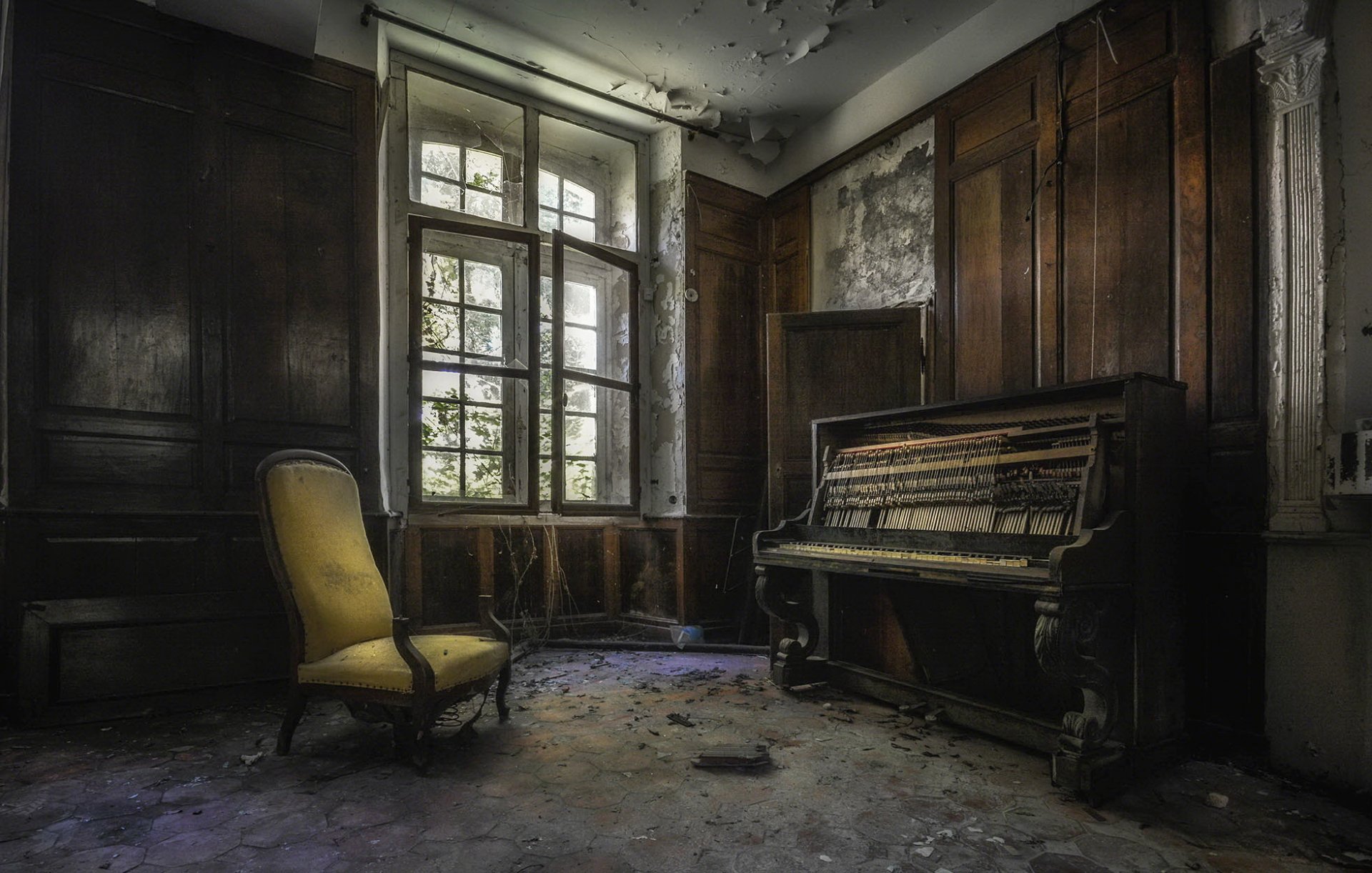 piano habitación sillón