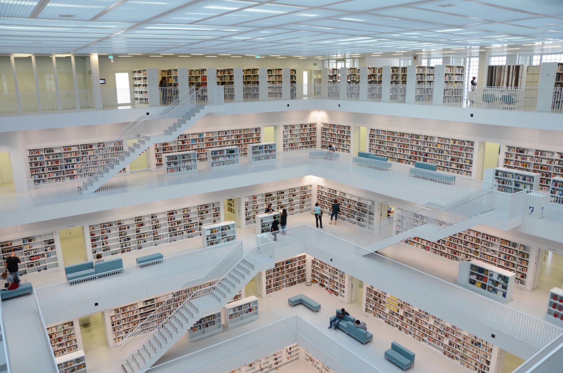 biblioteka książki schody ludzie sofa