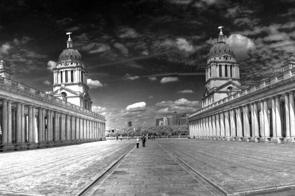 Imagen en blanco y negro de una Plaza rodeada de edificios en ambos lados