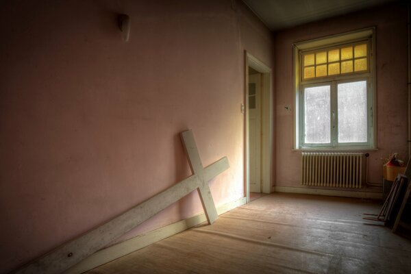 Habitación desierta con una Cruz de madera