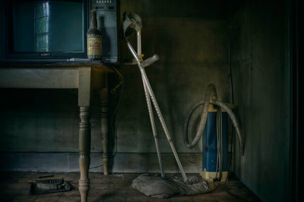 A room with a retro vacuum cleaner and crutches