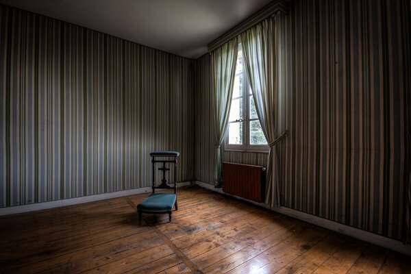 Chaise avec fenêtre dans la chambre