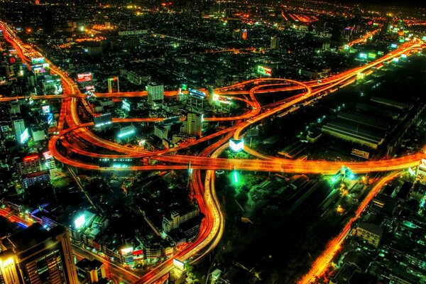 Luces nocturnas iluminando los plexos de las carreteras