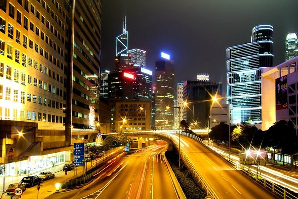 Carreteras y edificios de la ciudad nocturna