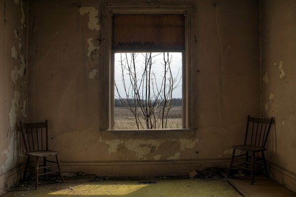 Fenster, Stühle im alten Raum