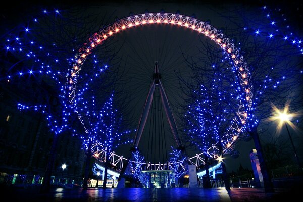 Grande roue dans la ville de nuit