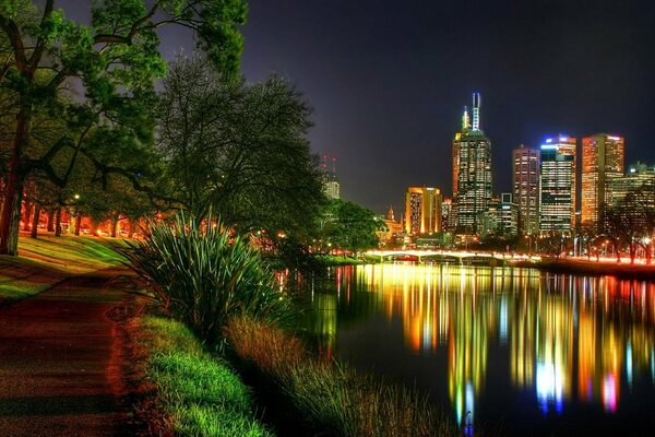 Hermosa ciudad se muestra en el río