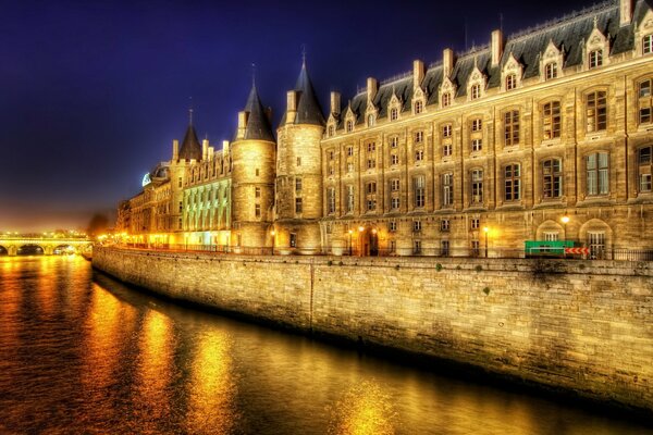 Night lights on the Paris embankment