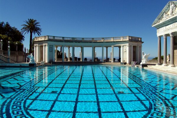 Château de Hearst en Californie avec piscine Neptune, grandes colonnes archétectoniques