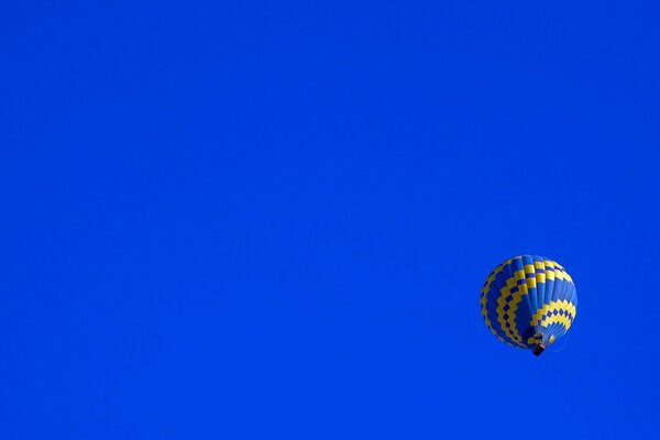 Ballon avec un motif d or sur le ciel bleu