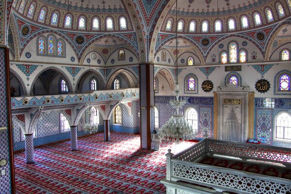 Arche architecturale avec des colonnes dans la mosquée turque