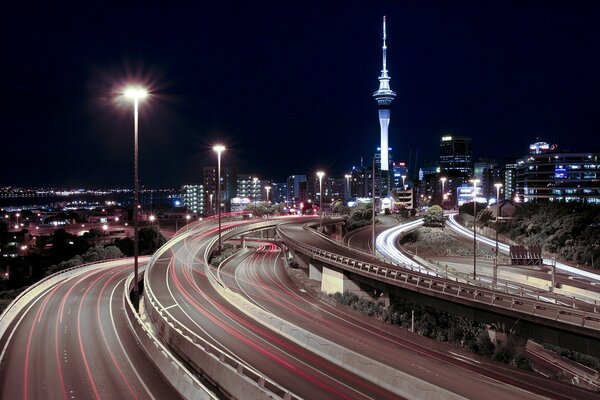Les lumières de l autoroute illuminent la ville nocturne