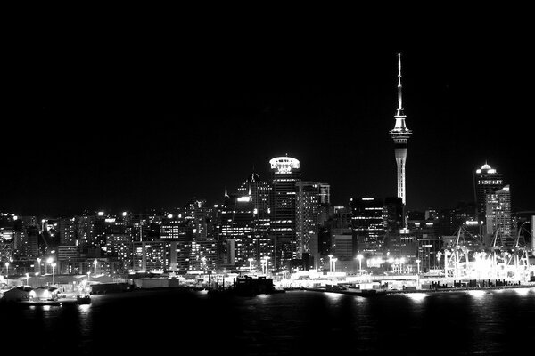 Ville de nuit en noir et blanc