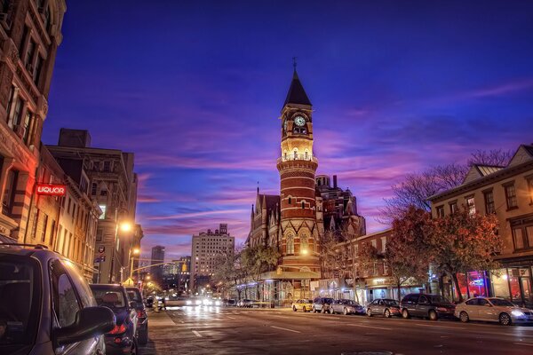 Nuit de New York avec un beau ciel violet