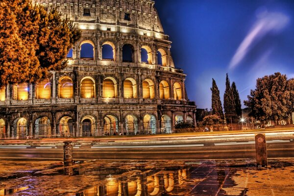 Colosseo serale con illuminazione interna