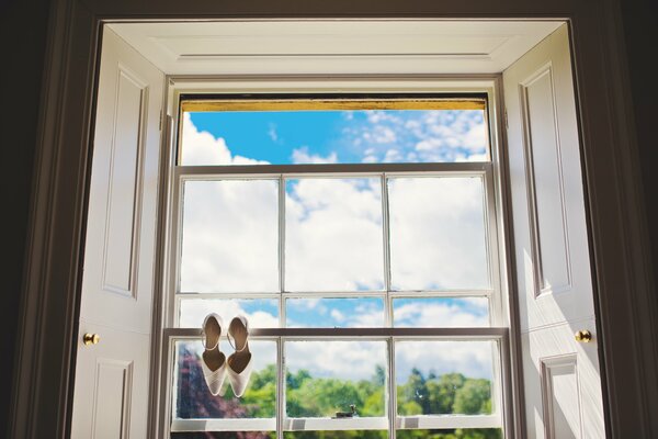 Ventana moderna, zapatos, cielo, vidrio