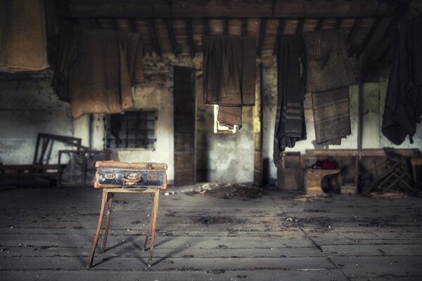 Chambre ancienne valise sur chaise