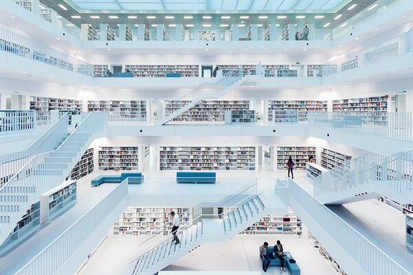 Enorme biblioteca con escaleras de varios pisos