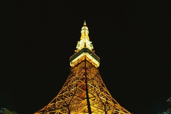 Tour Eiffel dans les lumières. Tour Eiffel dans la nuit. Paris la nuit