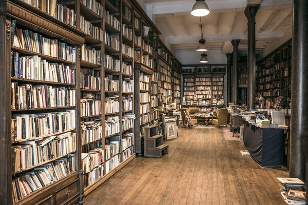 Perspectiva de una biblioteca con un montón de libros