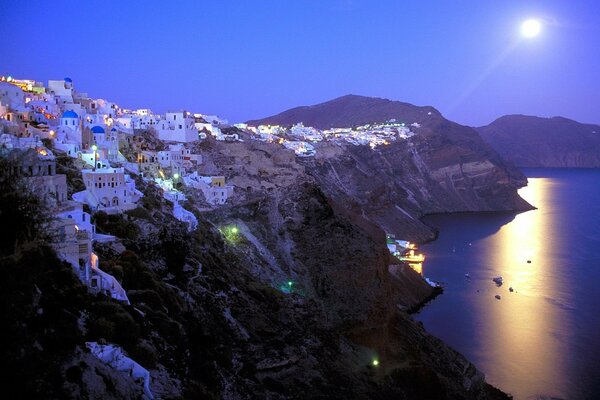 Ville sur les montagnes au clair de lune